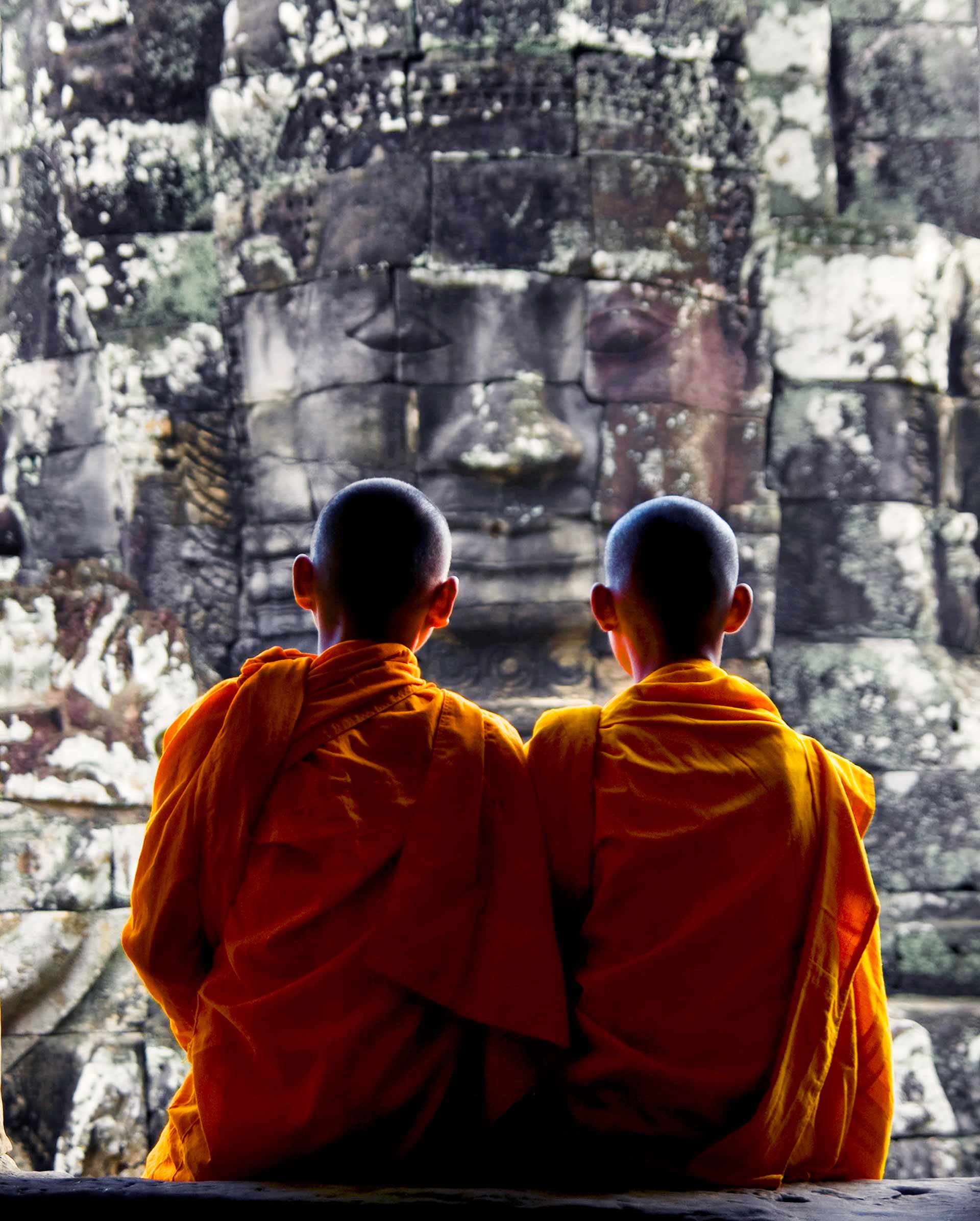 contemplating-monk-angkor-wat-siem-reap-cambodia-P3HVXTJ.jpg